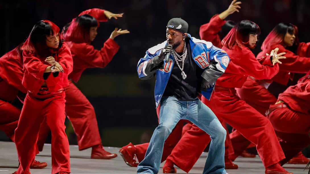 La apreciación del arte no debería estar condicionada por un “deber ser” cultural que imponga qué se debe disfrutar o valorar. Kendric Lamar en el show de medio tiempo del Super Bowl, Caesars Superdome de Nueva Orleans, Estados Unidos, 9 de febrero de 2025