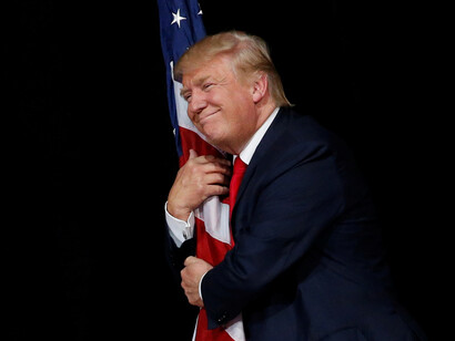 Donald Trump abraza la bandera norteamericana en un acto de campaña en Florida