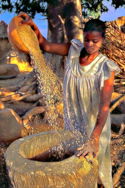 Togo – Preparazione della farina di miglio in un villaggio Gurunsi