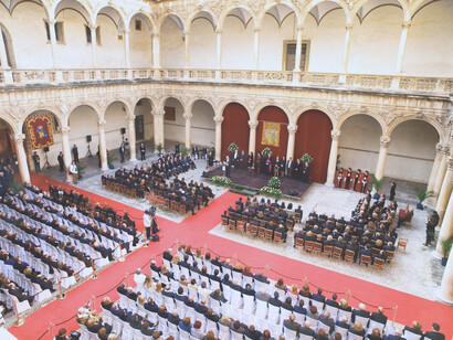Claustro de la Universidad Histórica de Orihuela, escenario de los actos de proclamación del Caballero Cubierto porta estandarte de la procesión del Santo Entierro de Cristo