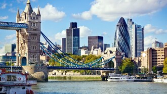 Londres. El contraste entre el Puente de la Torre y los modernos rascacielos de la City