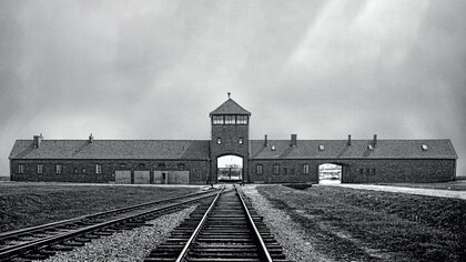 Entrada al campo de exterminio de Auschwitz-Birkenau, Polonia
