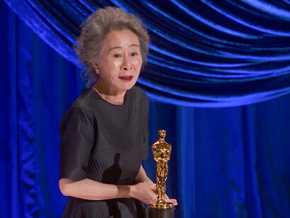 La coreana Youn Yuh-jung recoge el Óscar a mejor actriz de reparto en la gala de la Academia de Hollywood. Foto: ABC / AMPAS