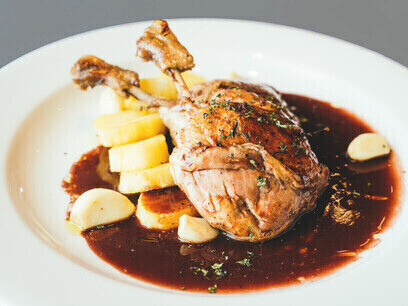 Le coq au vin, une promesse d'authenticité et de tradition. La richesse des saveurs se révèle à chaque bouchée, un plat qui traverse les âges