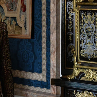 Louvre couture. Objets d’art, objets de mode, vue d'exposition. Avec l'aimable autorisation du Musée du Louvre