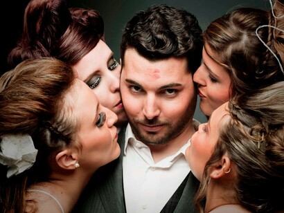 Un hombre con cuatro mujeres