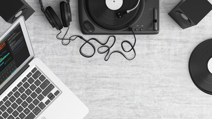 A inteligência artificial está revolucionando a criação musical, com ferramentas como Suno permitindo gerar músicas personalizadas e realistas a partir de comandos, transformando sonhos em realidade