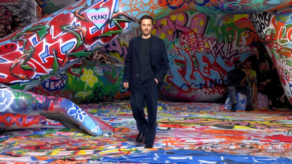 Glenn Martens is a Belgian fashion designer who began his career as a junior designer at Jean Paul Gaultier, working on the women’s pre-collection and the menswear line G2
