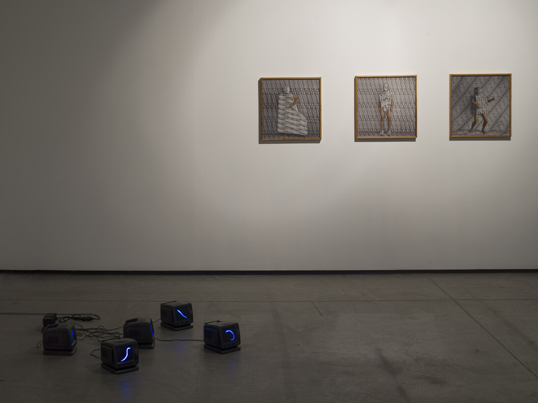 Vista da exposiçăo no Galpăo Fortes Vilaça, 2014, Cristiano Lenhardt, Litomorfose. Photo: Eduardo Ortega 
