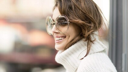 Look con gafas XXL para la temporada de otoño