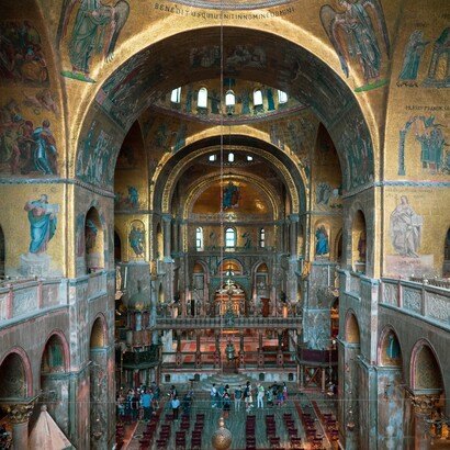 La particolare struttura architettonica della basilica favorì lo sviluppo della pratica dei cori spezzati, con gruppi di musicisti disposti in punti diversi dello spazio sacro. Basilica di San Marco, Venezia, Italia