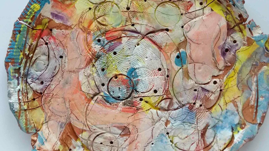 Anne Ryan, Women Floating in Space, 2019, ceramica, diam 45cm