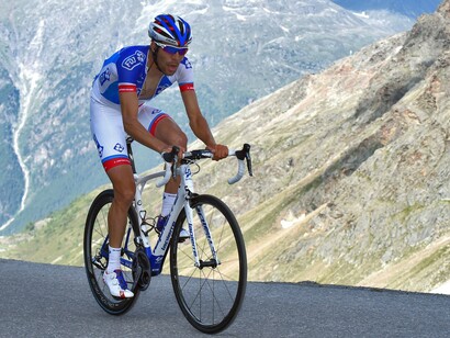 Thibaut Pinot en una etapa de montaña