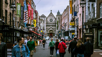 Explore as ruas de Dublin, Irlanda, mergulhe na cultura local e descubra como a diversidade cultural molda nossa identidade e visão de mundo