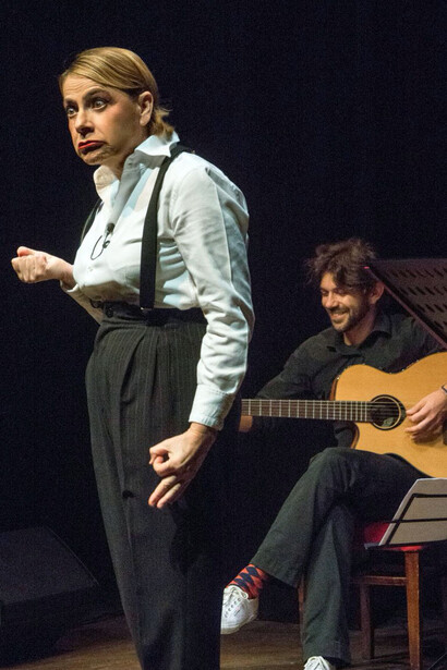 Maria Cassi accompagnata dalla chitarra