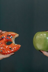 Nos anos 1990 e 2000, o culto à magreza extrema era muito presente por toda a parte. Revistas e passarelas reforçavam a ideia de que ser bonita era ser muito magra, enquanto muito pouco se falava sobre os transtornos alimentares que faziam parte da vida de tantas modelos, como bulimia e anorexia. Era comum que qualquer mudança corporal fosse recebida com críticas e acompanhada de sugestões de dietas que soam até bizarras hoje como dieta da sopa, do shake, dos pontos… O que parecia uma solução rápida escondia um problema maior: a normalização de uma relação de sofrimento com a comida e com o próprio corpo