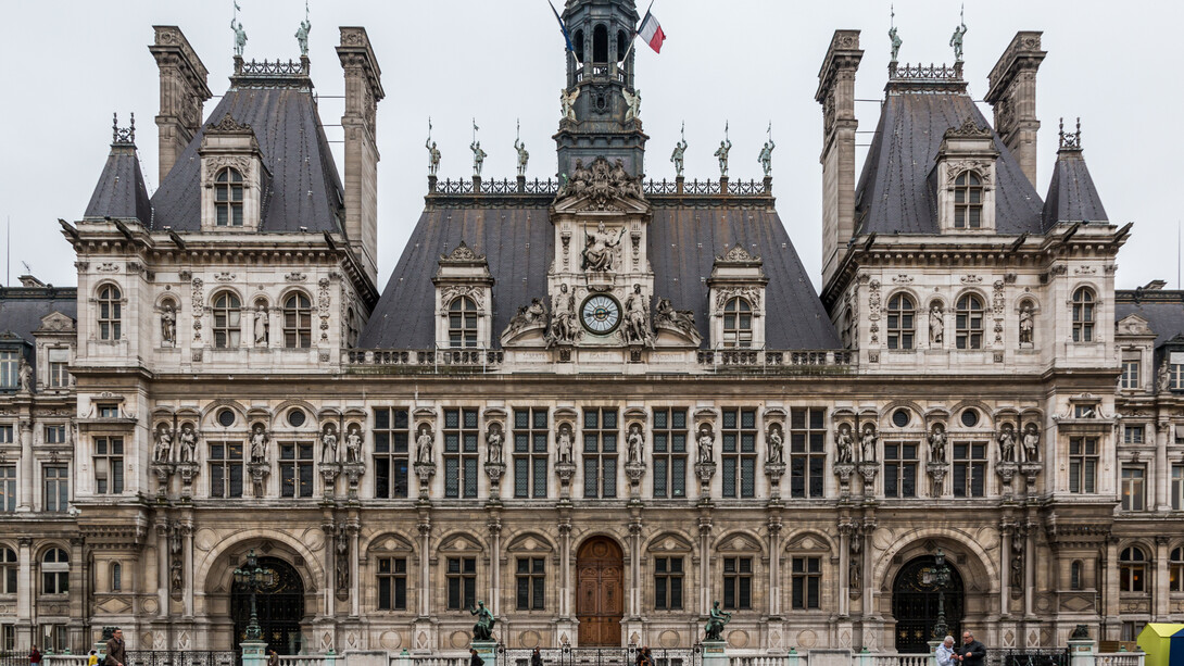Façade de l’Hôtel de Ville de Paris, symbole de l’administration municipale et du fonctionnement du service public en France