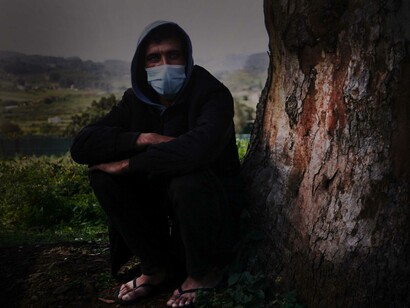 Uno de los chicos se acerca a Lucia y le dice que está muy contento