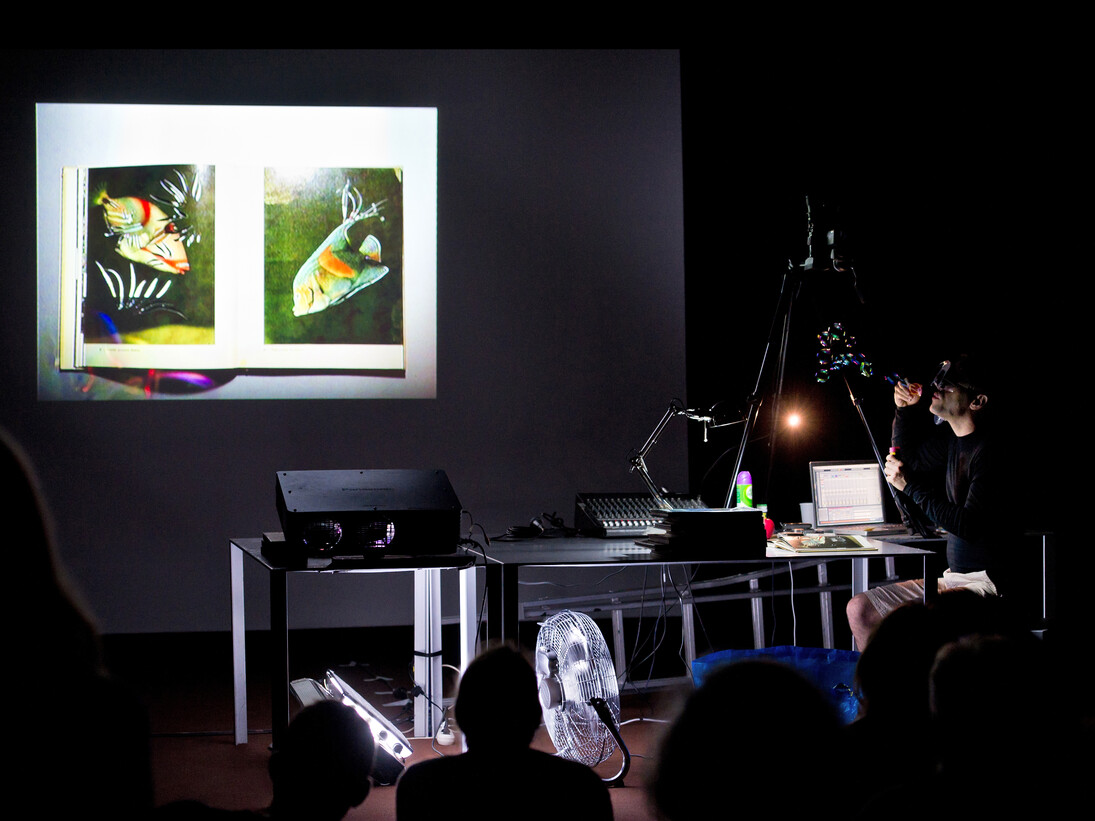 Cristian Chironi, Cutter, performance live in FC-Nomades, 2011, coutesy Olivier Ouadah, Fondation Cartier pour l'art contemporain.