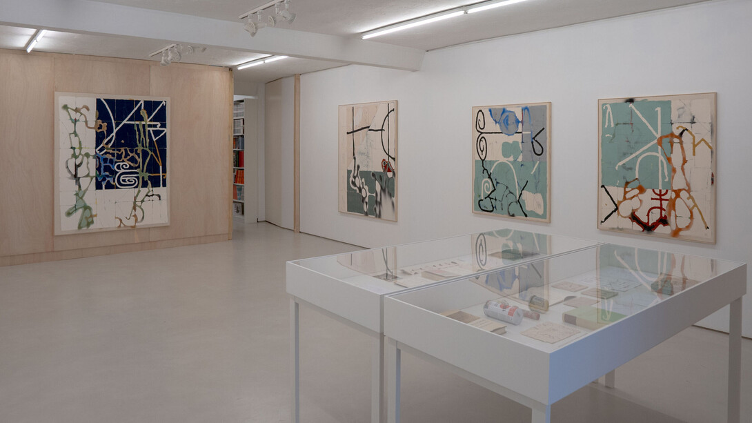 Alsino Skowronnek, Dejar que las cosas pesadas floten, vista de exhibición. Cortesía de Galería Moisés Pérez de Albéniz