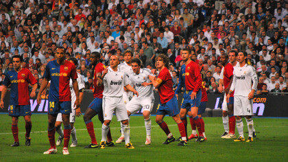 Les joueurs s'affrontent lors du derby Real Madrid-Barça le 2 mai 2009 au légendaire stade de Santiago  Bernabéu à Madrid