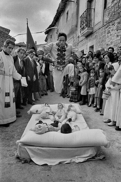 Cristina García Rodero, El danzante azul, El Hito, 1980. Cortesía del Museo de Arte Abstracto Español