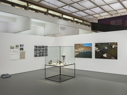 Minerva Cuevas, Ecologia social, vista da exposição. Cortesia do MASP