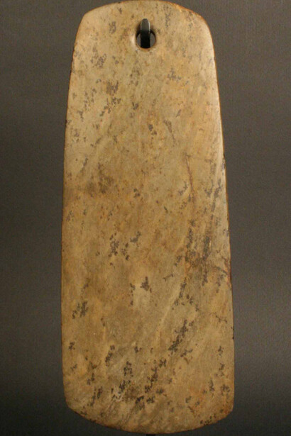 Toqui-Cura, Hacha

Materiales: Piedra

1250 - ? d.C.

Medidas: 248 mm de alto