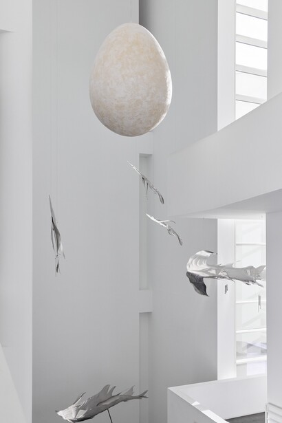 Petrit Halilaj y Álvaro Urbano, Ensamble lunar para mares en alza, vista de exhibición. Cortesía de Museu d’Art Contemporani de Barcelona