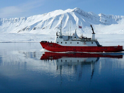 Un barca navega por el entorno de las islas Svalbard