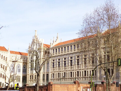 Los miembros de la Conferencia le habían programado un par de visitas a los colegios que alimentaban las huestes del catolicismo y sus cruzadas. Le impresionó ver aquellos grandes edificios con patios enormes que dejaban válvulas de escape en una de las zonas más caras de Madrid. Colegio de Nuestra Señora del Pilar, Madrid, España