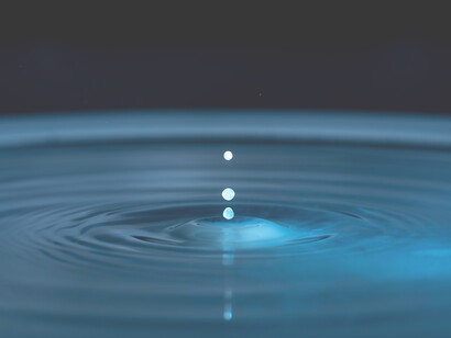 Goccia. Tutto vibra, dalle molecole alle galassie, ai mondi, in diversi gradi di frequenze e velocità, anche l’energia e la forza rappresentano i gradi di vibrazione