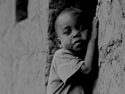 um holograma da fome, tanto pelo suor do desprezo por parte de alguns governantes, tanto pela ganância de quereres supérfluo