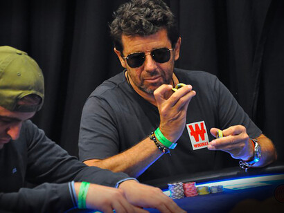 Patrick Bruel. le chanteur français est champion du monde en 1998, et il est celui qui par qui le pokermania déferle en France