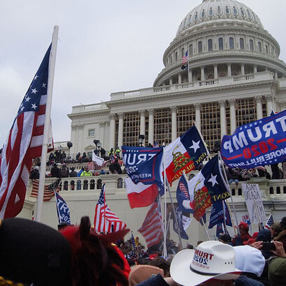 Poco tiempo después, cientos de simpatizantes de Trump asaltaban el Capitolio