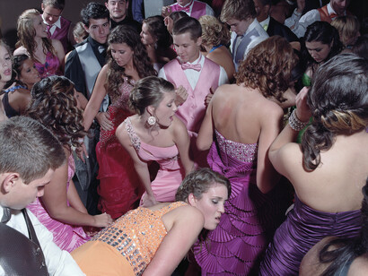 Mark Neville, Woodland Hills High School Prom no. 1,
2012, C-type print, Paper 120 x 154 cm, Image 101 x 135 cm, Edition of 5, © Mark Neville, courtesy of the artist and Alan Cristea Gallery
