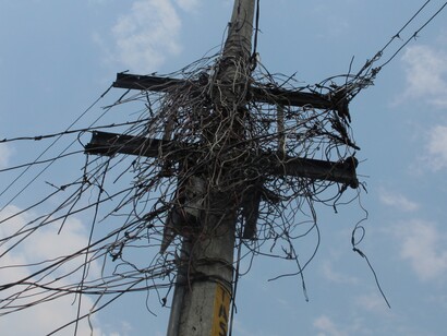 Ciudad de México. Poste eléctrico con decenas de cables colgados