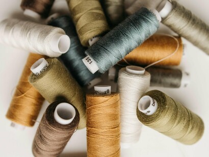 A circularidade assume um papel estruturante na moda sustentável em 2026. As marcas são cada vez mais incentivadas, e em alguns contextos obrigadas, a pensar no ciclo de vida completo das peças. Conceitos como design para desmontagem, reciclagem facilitada, reutilização de excedentes têxteis e desenvolvimento de produtos mono-fibra ganham relevância prática. Paralelamente, serviços de reparação, revenda e recolha de roupa usada deixam de ser iniciativas isoladas e passam a integrar modelos de negócio consolidados



