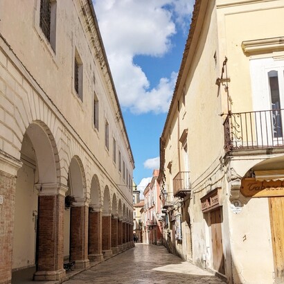 Sant'Agata de' Goti, stradina con porticato, Italia