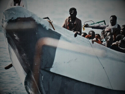 Algunos maldicen a tanto migrante, pero observas y casi todos ellos lo son, o lo fueron sus padres o abuelos.  Migrantes rescatados de las aguas en su viaje, si no es Canaria es Tenerife, España 