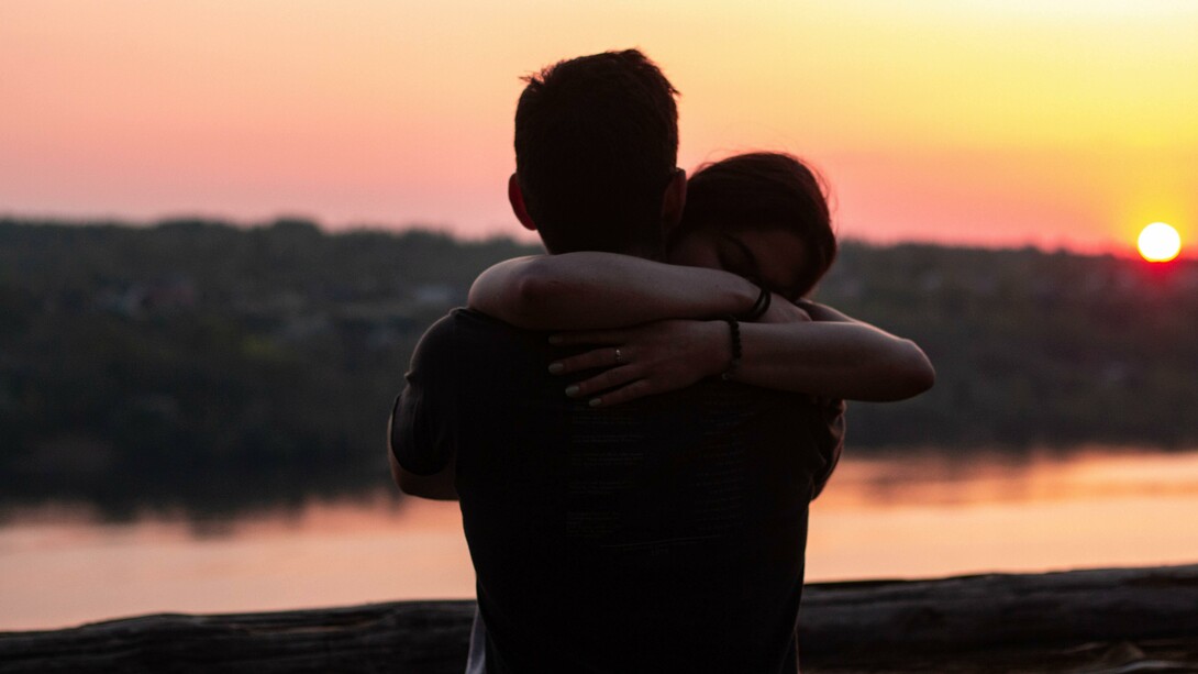 Abbracci: cosa c’è di più intrecciato di un incontro che nasce dentro l’anima e che dopo l’innamoramento diventa amore?