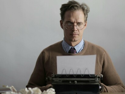 Escritor recomeça seu texto. Na intranquilidade acrítica e despudoradamente  acéfala e sem emoção prevalecente, resvala triste, descoroçoado, tantas vezes para silêncios ocupados com a banalidade dos dias de trevas e nevoeiros vários