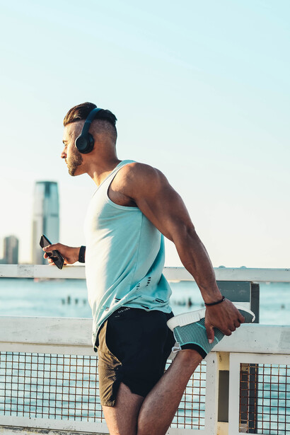 Riscaldamento: ogni mattina tutti dovremmo iniziare la giornata svegliando il corpo con piccoli movimenti rotatori e/o piegamenti di tutte le giunture del corpo