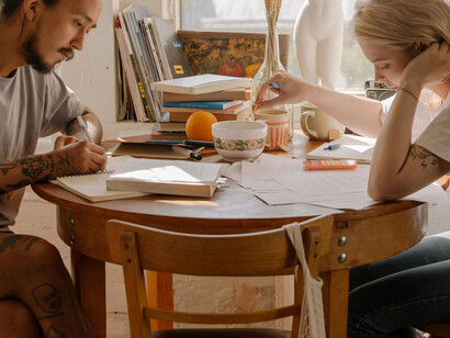 Alunos do curso de Letras, licenciatura em Língua Portuguesa, estudam juntos as classes de palavras