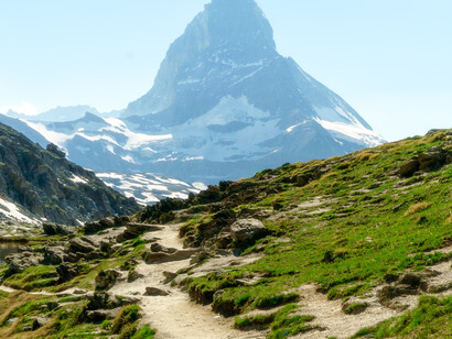 Montagna. Un susseguirsi di tornanti che ti portano in un altrove più alto consentendoti di scorgere e talvolta ammirare panorami inattesi e sorprendenti