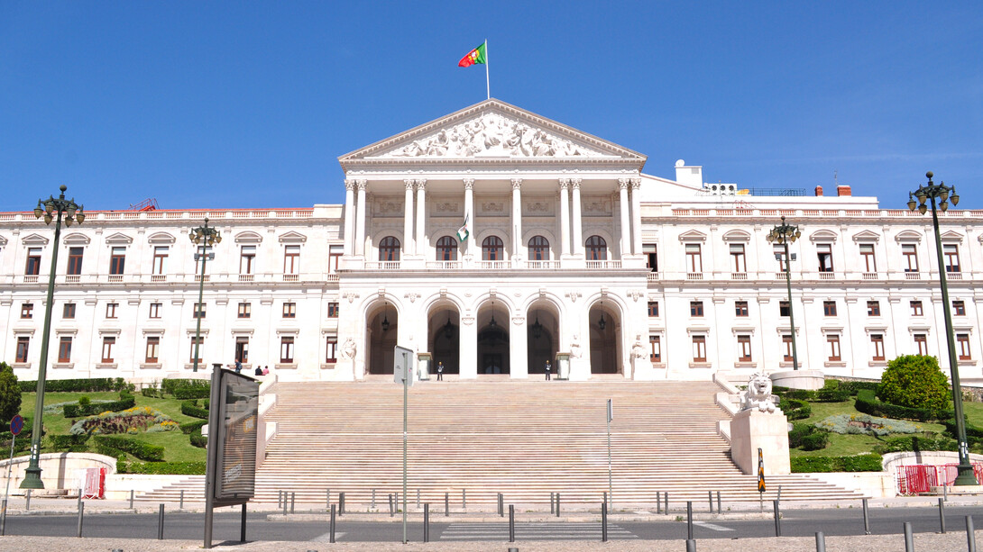 Parlamento português. Nos últimos anos, a desconfiança nas instituições políticas tem aumentado de forma alarmante, e isso é visível no crescente índice de abstenção eleitoral. A falta de ligação entre os eleitores e os políticos, aliada à perceção de que a política não responde às necessidades da população, tem levado muitos a se afastar do processo democrático