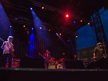 Con más de tres décadas de trayectoria, Wilco ha sabido reinventarse sin perder su esencia, atravesando del country alternativo a la experimentación con naturalidad