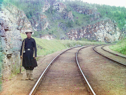Sergei Mikhailovich Prokudin-Gorskii. O fazendeiro anda ao longo da ferrovia