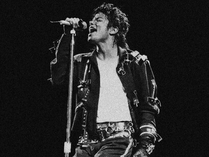 Michael Jackson veste um figurino característico da era Bad, marcado pelo couro e pelos acessórios metálicos. O visual representava uma imagem mais madura e ousada do cantor