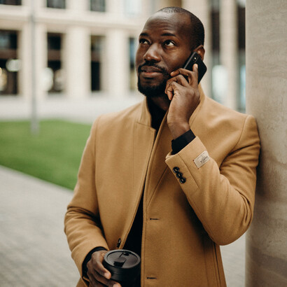 Executivo ouvindo um áudio do grupo da empresa no smartphone